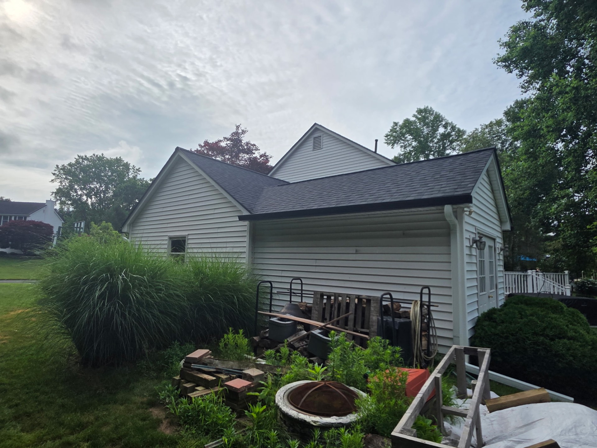 Fresh install — Max Def Moire Black with 6" black seamless gutters & white downspouts
