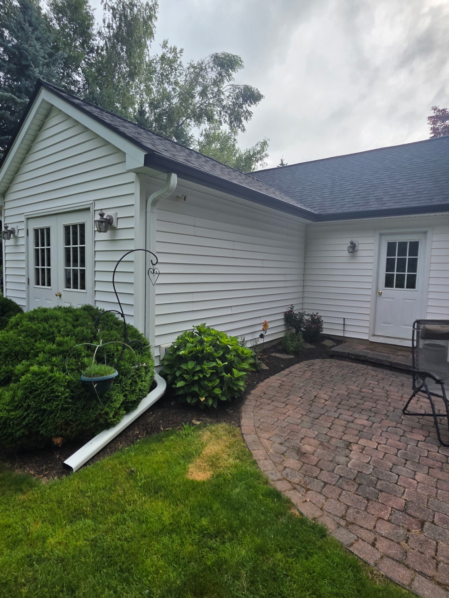 Fresh install — Max Def Moire Black with 6" black seamless gutters & white downspouts