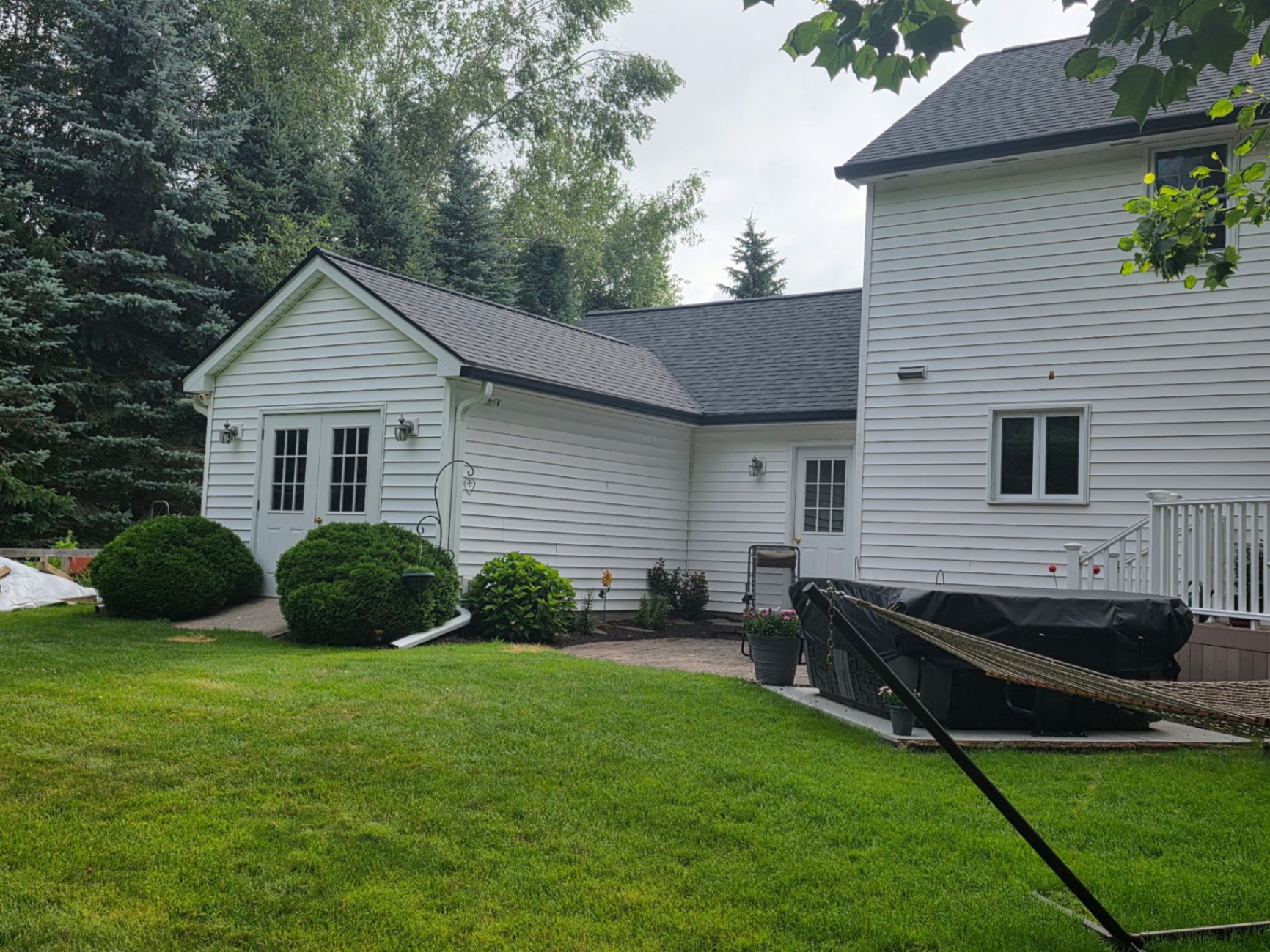 Fresh install — Max Def Moire Black with 6" black seamless gutters & white downspouts